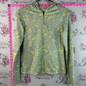 Lucy tech sweater half zip light gray and neon yellow patterned active top